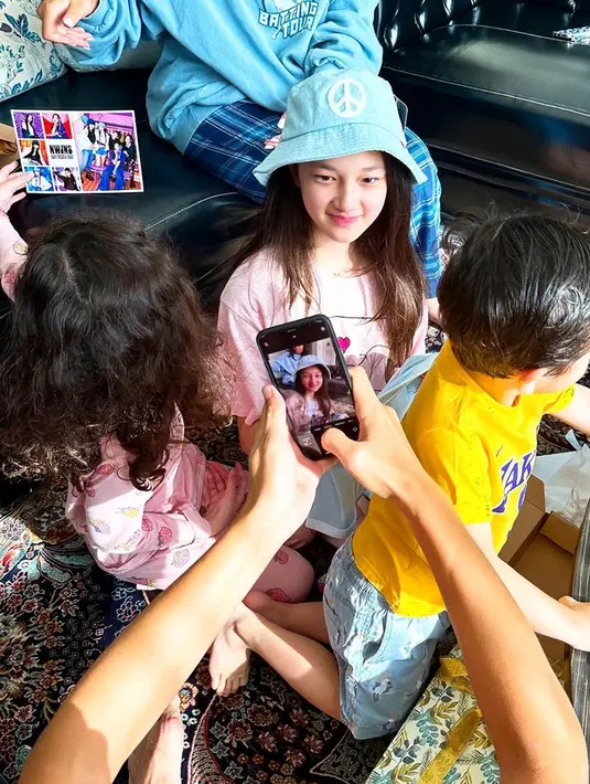 Momen perayaan ulang tahun Elea pun dibanjiri komentar warganet. Paras cantik Elea mencuri perhatian saat melihat potretnya sedang dijepret oleh handphone bak selebritas. Tak sedikit pula yang menilai wajah Elea mirip seperti orang Korea Selatan. (Liputan6.com/IG/@ussypratama)