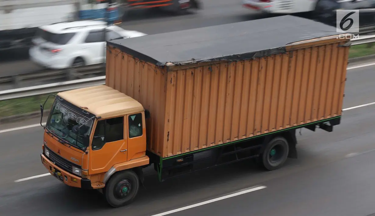 Truk melintas di ruas Jalan Tol Lingkar Luar Jakarta, Jumat (25/5). Guna mengantisipasi kemacetan saat Asian Games, pemerintah akan segera menguji coba pembatasan truk pada Juni 2018 mendatang. (Liputan6.com/Immanuel Antonius)