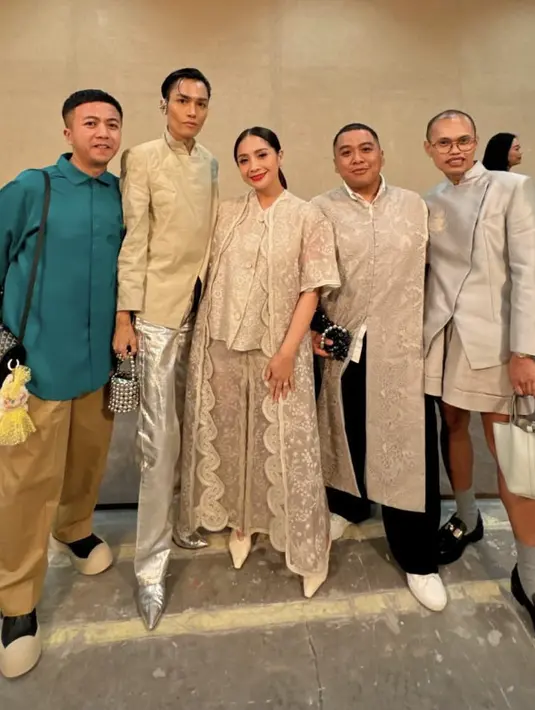 Nagita Slavina juga tampak kenakan koleksi dari Sapto Djojokartiko. Ia terlihat menawan dalam balutan dress layer khas Sapto Djojokartiko. [Instagram/  Weda Agustin]