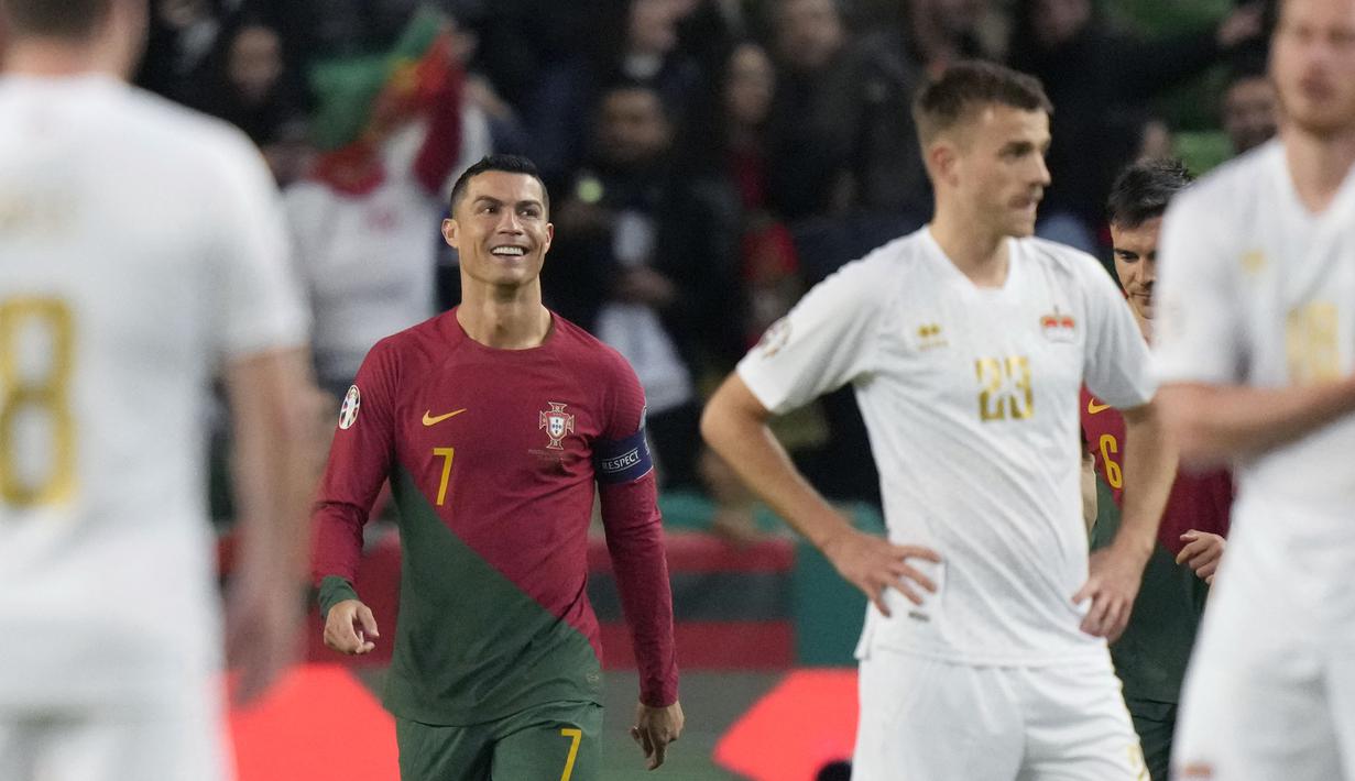 Pemain Timnas Portugal, Cristiano Ronaldo saat laga Kualifikasi Euro 2024 melawan Timnas Liechtenstein yang berlangsung di Jose Alvalade, Lisboa, Portugal, Jumat (24/03/2023) dini hari WIB. CR7 berhasil menorehkan rekor baru sebagai pemain dengan torehan caps internasional terbanyak dalam sejarah. Lewat 197 penampilannya bersama Selecao, ia berhasil melewati rekor striker Kuwait, Bader Al-Mutawa yang sebelumnya memimpin dengan 196 caps. (AP Photo/Armando Franca)