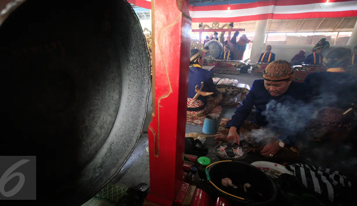 Seorang abdi dalem membakar kemenyan sebelum memainkan gamelan  sekaten di Bangsal Masjid Agung Kraton Surakarta, (21/12). Acara ini dalam rangka menyambut peringatan hari lahir Nabi Muhammad SAW. (Boy Harjanto)