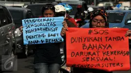 Aktivis membawa poster saat aksi Panggung Rabu #SistersInDanger di depan DPR, Jakarta, (11/5). Mereka menyerukan kepada pemerintah untuk segera mengesahkan RUU Penghapusan Kekerasan Seksual tanpa hukuman kebiri dan hukuman mati. (Liputan6.com/Johan Tallo)