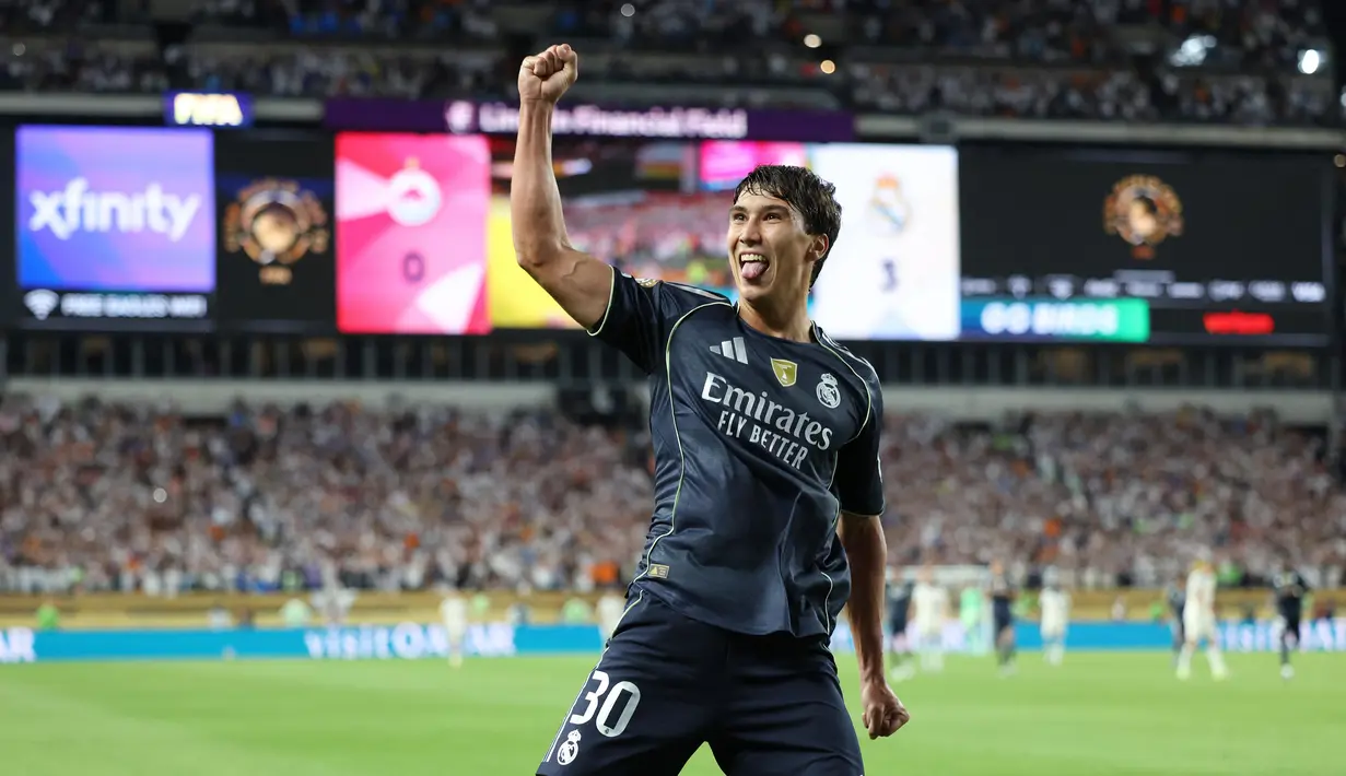 Fokus menyerang, lini pertahanan Salzburg membuat kesalahan fatal pada menit ke-84 yang berhasil dimanfaatkan Gonzalo Garcia untuk mencetak gol ketiga dan memastikan kemenangan Los Blancos. (CHARLY TRIBALLEAU/AFP)