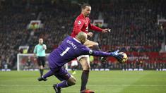 Akai pemain Manchester United, Zlatan Ibrahimovic berebut bola dengan kiper Watford, Heurelho Gomes pada laga Premier League di Old Trafford, Manchester (11/2/2017). Manchester United menang 2-0. (Nick Potts/PA via AP)
