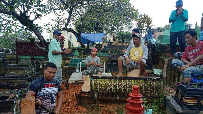 Meniti Jalan Pengabdian Sang Polisi Penggali Kubur