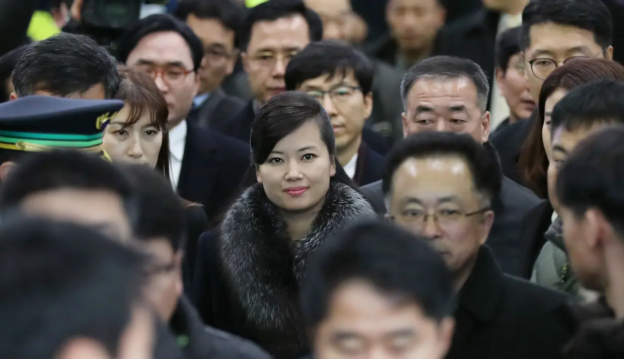 Delegasi Korea Utara, Hyon Song-wol tiba di Stasiun Kereta Seoul, Korea Selatan, Minggu (21/1). Disambut sejumlah warga dan media Korea Selatan, mantan kekasih pemimpin Korut Kim Jong-un itu tidak berkata sepatah kata pun. (Kim In-chul/Yonhap via AP)