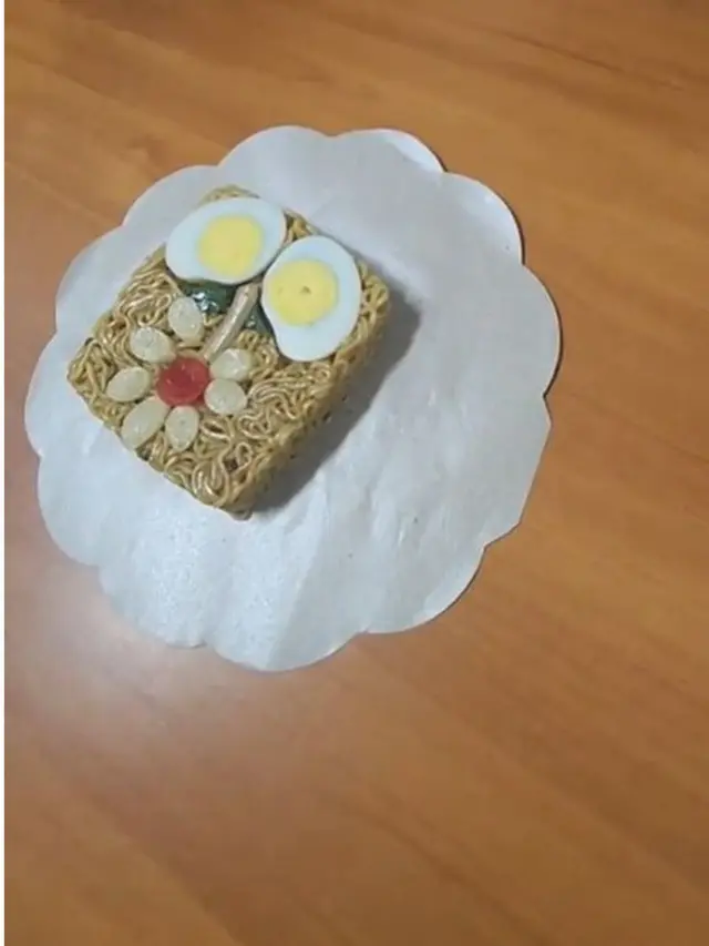Momen Seru Teman Sekantor Lomba Hias Bekal Mi Paling Kotak, 6 Potretnya Kocak