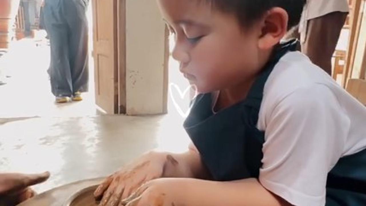 Gemasnya Athar Anak Citra Kirana Bikin Kerajinan Tanah Liat, Niatnya Mangkok Malah Jadi Kura-Kura