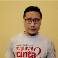 Arie Untung mengungkapkan adanya Dee Cinema mampu mengurangi maraknya pembajakan.