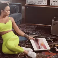 Demi Lovato memang kerap memamerkan tubuhnya dengan berpakaian seksi seperti bikini dan pakaian olahraga. (Courtesy of Fabletics/HollywoodLife)