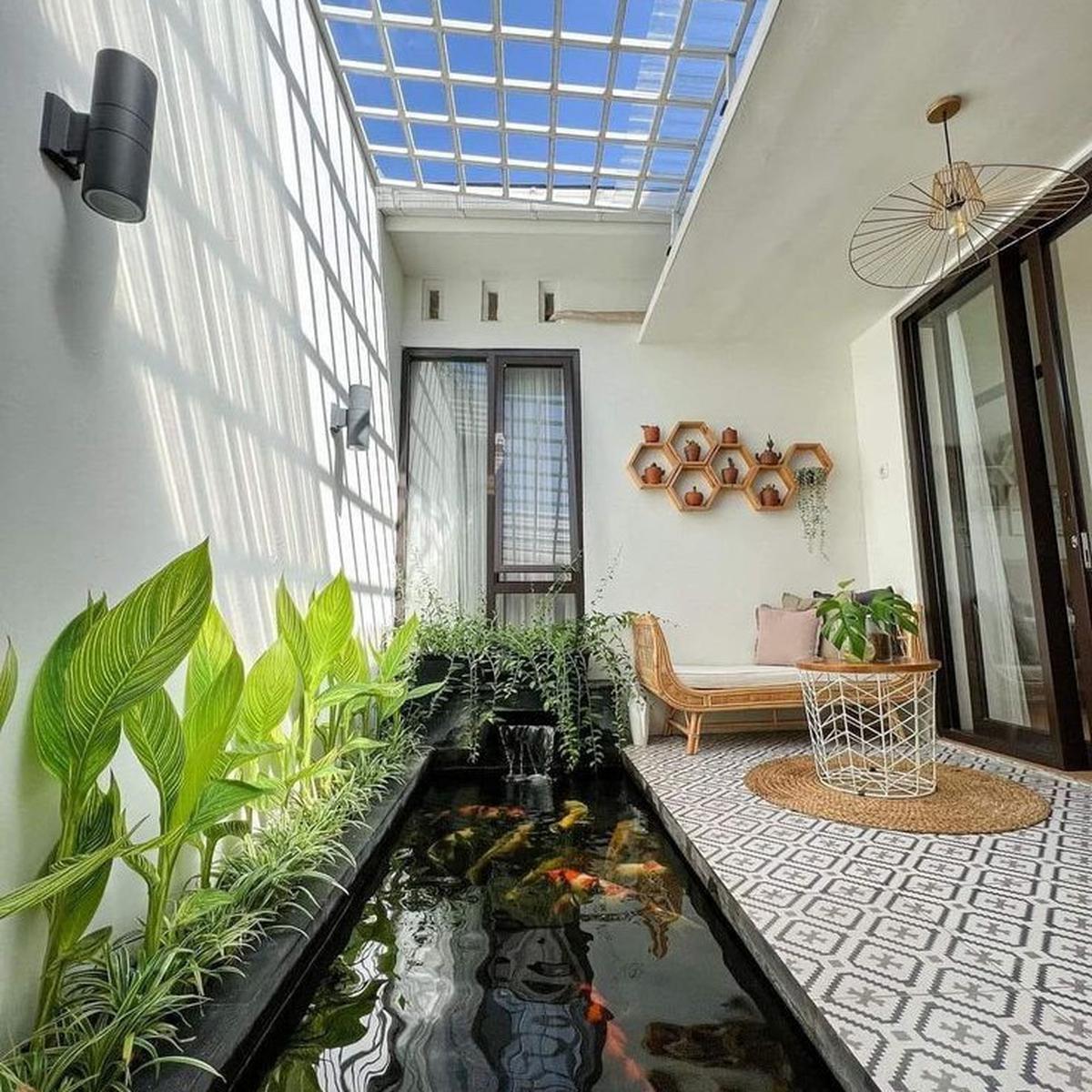 Ilustrasi Teras Rumah dengan Kolam Ikan