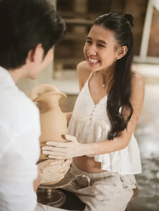 Berhiaskan kalung berlian, Shenina Cinnamon tata rambut panjangnya dengan half updo yang effortless [@angga]