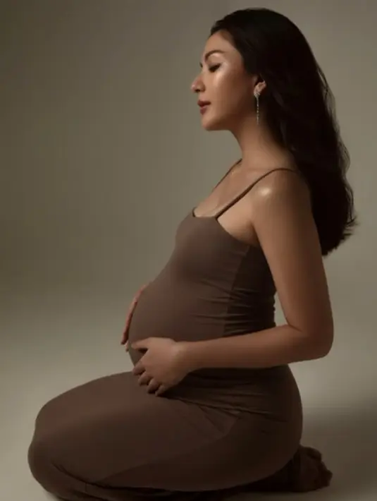 Pesona keibuan yang elegan terlihat saat Jessica Mila dengan dress minimalis [@jscmila]