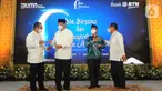 Direktur Utama Bank BTN Haru Koesmahargyo (kedua kiri) didampingi Direktur Human Capital, Compliance &amp; Legal Bank BTN Eko Waluyo, SEVP Human Capital Bank BTN Alex Sofyan Noor menerima Salinan SK Pembentukan Unit Pengumpul Zakat (UPZ) Badan Amil Zakat Nasional (Baznas) dari Wakil Ketua Baznas Mokhamad Mahdun pada acara Doa Bersama dan Santunan Anak Yatim di Jakarta (27/04/2022). (Liputan6.com/HO/BTN)
