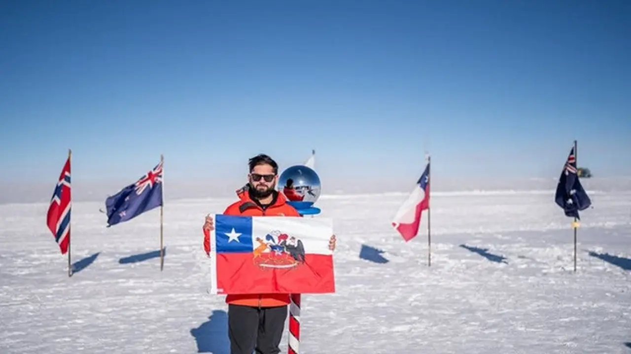 Presiden Chile Gabriel Boric berpose di Kutub Selatan.