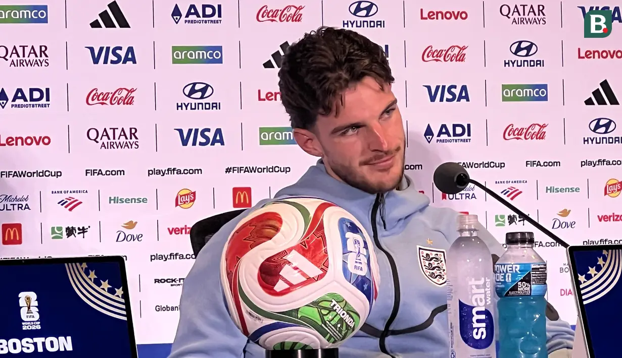 Declan Rice menjawab pertanyaan awak media dalam konferensi pers Timnas Inggris di Media Center Boston, Amerika Serikat, Senin (22/6/2026). Rice memastikan telah pulih dari cedera hamstring yang dialaminya saat Inggris mengalahkan Kroasia dan siap tampil menghadapi Ghana pada laga kedua Grup Piala Dunia 2026, Selasa (23/6/2026). (KLY Sports/Hery Kurniawan)