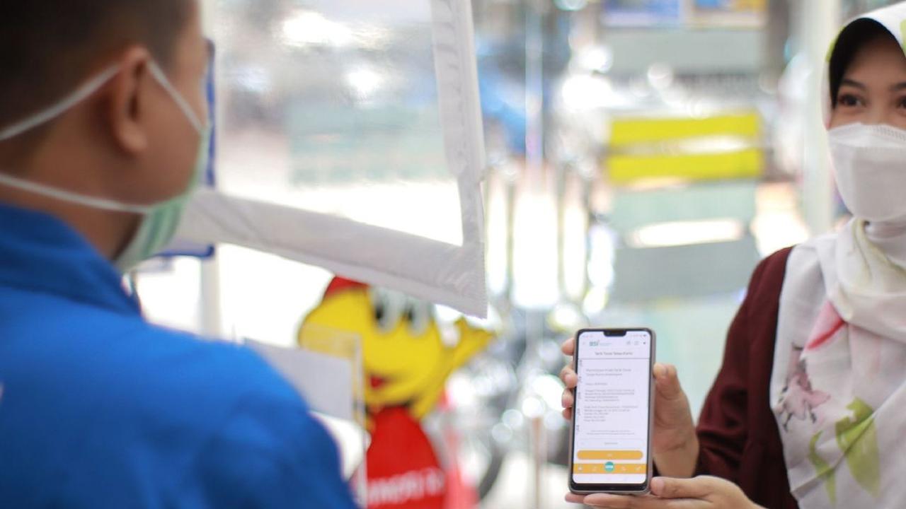 "Kita cukup apresiasi atas pelayanan kasir yang tetap ramah, walau konsumen marah dan tidak memberi kesempatan kepada kasir untuk memberi penjelasan lebih clear," tegas Bastari.
