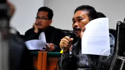 Bupati Tapanuli Tengah nonaktif Raja Bonaran Situmeang menjalani sidang pemeriksaan terdakwa di Pengadilan Tipikor, Jakarta, Senin (20/4). Bonaran didakwa menyuap Akil Mochtar terkait sengketa pilkada Tapteng di MK. (Liputan6.com/Andrian M Tunay)