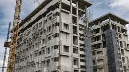 Suasana pembangunan gedung Universitas Islam Internasional Indonesia (UIII) di Cimanggis, Depok, Minggu (28/2/2021). Seperti diketahui, proyek kampus yang berdiri di lahan 142 hektare dan menelan anggaran 3,5 triliun itu molor dari target akibat pandemi Covid-19. (merdeka.com/Iqbal S Nugroho)