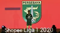 Pemain Persebaya, Muhammad Supriadi, menunjukan jersey tim Persebaya saat launching Shopee Liga 1 di Hotel Fairmont, Jakarta, Senin (24/2). Sebanyak 18 klub pamerkan jersey untuk kompetisi Shopee Liga 1 2020. (Bola.com/Yoppy Renato)