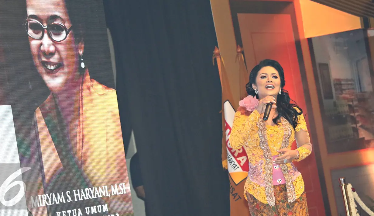 Krisdayanti saat mengisi acara di pembukaan Munas I Srikandi Hanura di Jakarta, Senin (30/5). Acara tersebut diadakan dalam rangka perayaan 5 tahun Srikandi Hanura. (Liputan6.com/Immanuel Antonius)