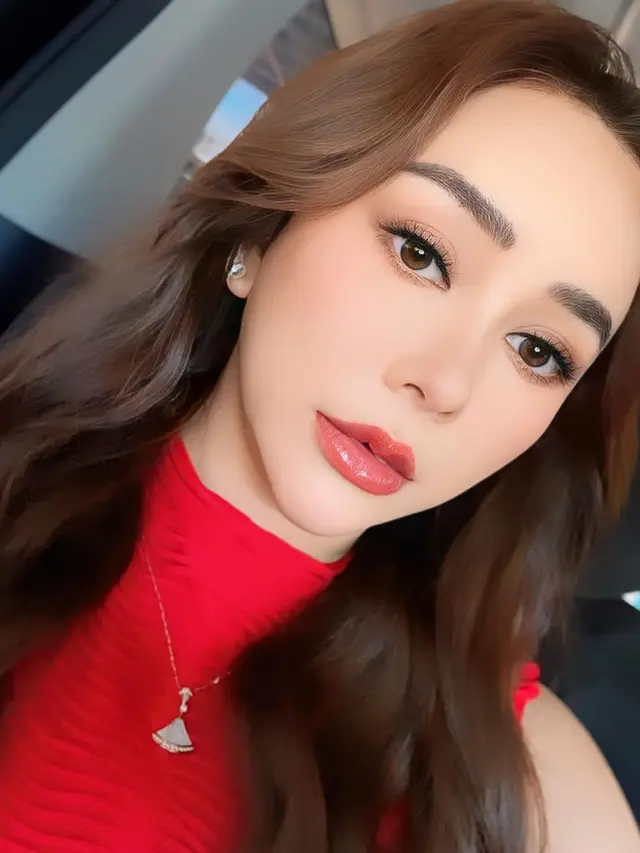 7 Potret Aura Kasih Promosi Series Gelas Kaca di Malaysia, Tampil Menawan