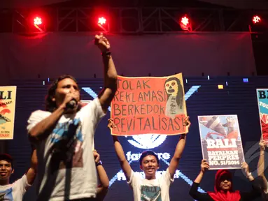 Band Superman Is Dead (SID) menjadi salah satu penampil yang menutup ajang Indonesia Greaser Party 2015 di Plaza Barat Senayan, Jakarta, Minggu (12/4/2015) malam. (Liputan6.com/Faizal Fanani)