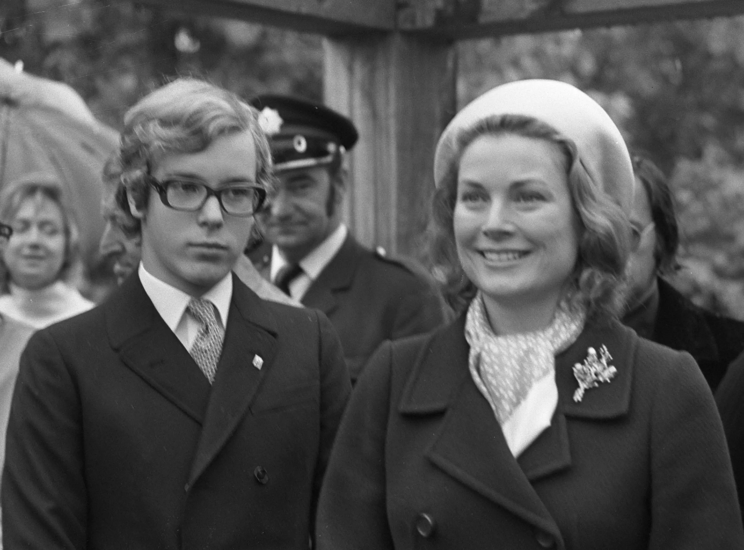 Princess Grace Kelly bersama anak laki-lakinya Prince Albert pada 1972 (Wikimedia Commons)