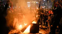 Orang-orang meneriakkan slogan-slogan saat protes untuk menunjukkan solidaritas terhadap warga Palestina di luar Konsulat Israel di Istanbul, Turki, Selasa (17/10/2023). Terkait aksi yang diikuti oleh ribuan pengunjuk rasa ini, Israel menerbitkan travel warning. (AP Photo/Emrah Gurel)