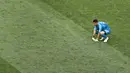 Kiper Maroko, Monir El Kajoui, tampak kecewa usai dikalahkan Portugal pada laga grup B Piala Dunia di Stadion Luzhniki, Moskow, Kamis (20/6/2018). Portugal menang 1-0 atas Maroko. (AP/Victor Caivano)