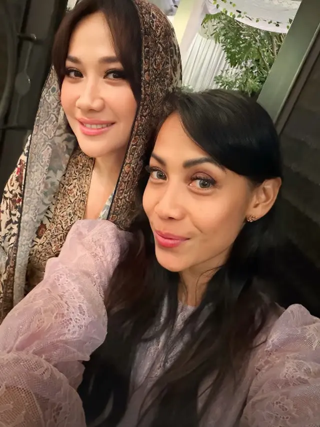 Awet Muda di Usia 43 Tahun, Bunga Citra Lestari Pulas Soft Pink Makeup di Hari Ulang Tahun