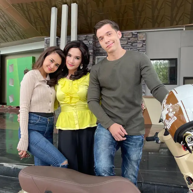 Berseteru di Sinetron, Ini 6 Potret Kebersamaan Nunu Datau dan Michelle Ziudith