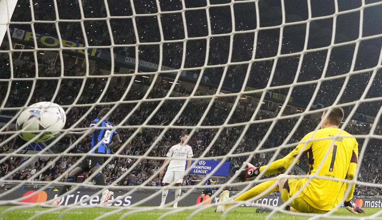 Pemain Inter Milan, Marcus Thuram, mencetak gol ke gawang Benfica pada laga Liga Champions di Stadion Giuseppe Meazza, Rabu (4/10/2023). Meski menang, Inter berada di peringkat ke-2 klasemen Grup D sementara dengan empat poin. Perolehan poin Inter sama dengan Real Sociedad, tetapi hanya kalah selisih gol. (AP Photo/Luca Bruno)