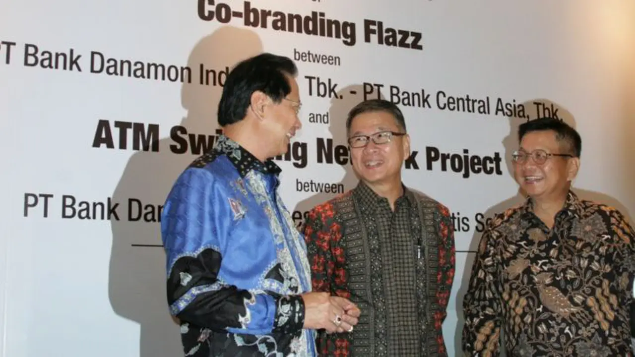 Kerja sama antara Danamon dan BCA mencakup penerbitan kartu prabayar multiguna BCA yaitu Flazz oleh Danamon.