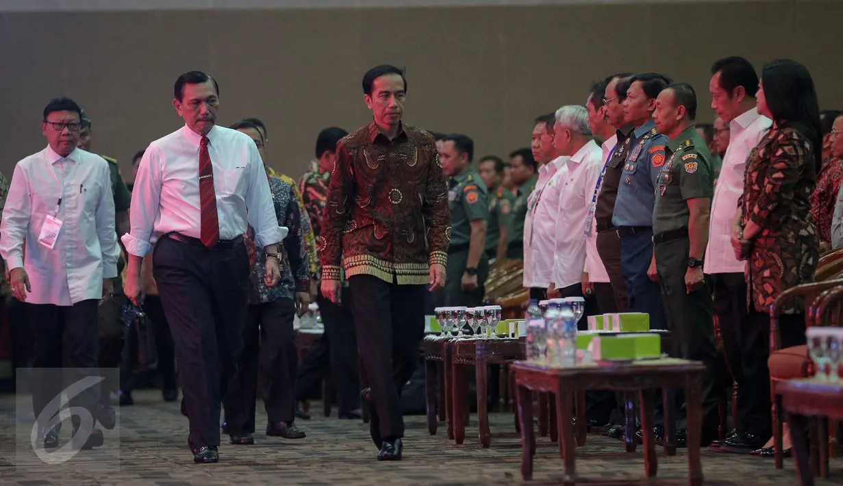 Presiden Jokowi didampingi Menko Polhukam Luhut Binsar Panjaitan saat menghadiri Rapat koordinasi nasional (rakornas) Pemantapan Pelaksanaan Pilkada Serentak 2015 di Ancol, Jakarta, Kamis (12/11). (Liputan6.com/Faizal Fanani)