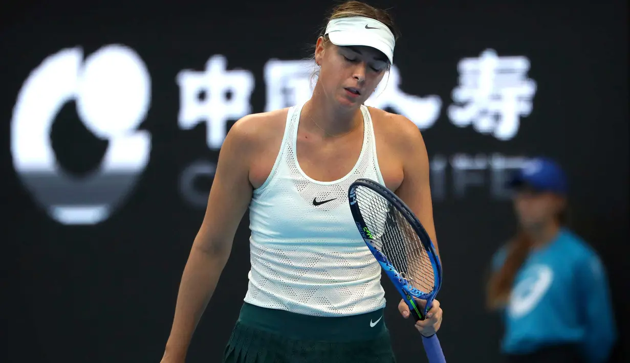 Ekspresi Maria Sharapova saat bertanding melawan Simona Halep dari Rumania pada  turnamen tenis China Terbuka di Diamond Court di Beijing, Rabu, (4/10). Sharapova kalah 6-2 6-2 dalam waktu 72 menit dari Halep. (AP Photo/Mark Schiefelbein)