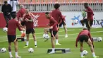 Pemain depan Atletico Madrid Matheus Cunha (tengah) menghadiri sesi latihan dengan rekan satu tim di tempat latihan klub di Majadahonda, Selasa (11/10/2022). Atletico Madrid akan menjamu Club Brugge di Estadio Metropolitano pada matchday 4 Grup B Liga Champions 2022/2023, Rabu 12 Oktober 2022 dinihari WIB. (Pierre-Philippe MARCOU / AFP)