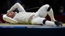 Kazuyasu Minobe dari Jepang bereaksi setelah kalah dari Daniele Garozzo dari Italia pada babak 16 besar individu putra kompetisi Foil pada Olimpiade Musim Panas 2020, Senin, 26 Juli 2021, di Chiba, Jepang. (Foto AP/Andrew Medichini)