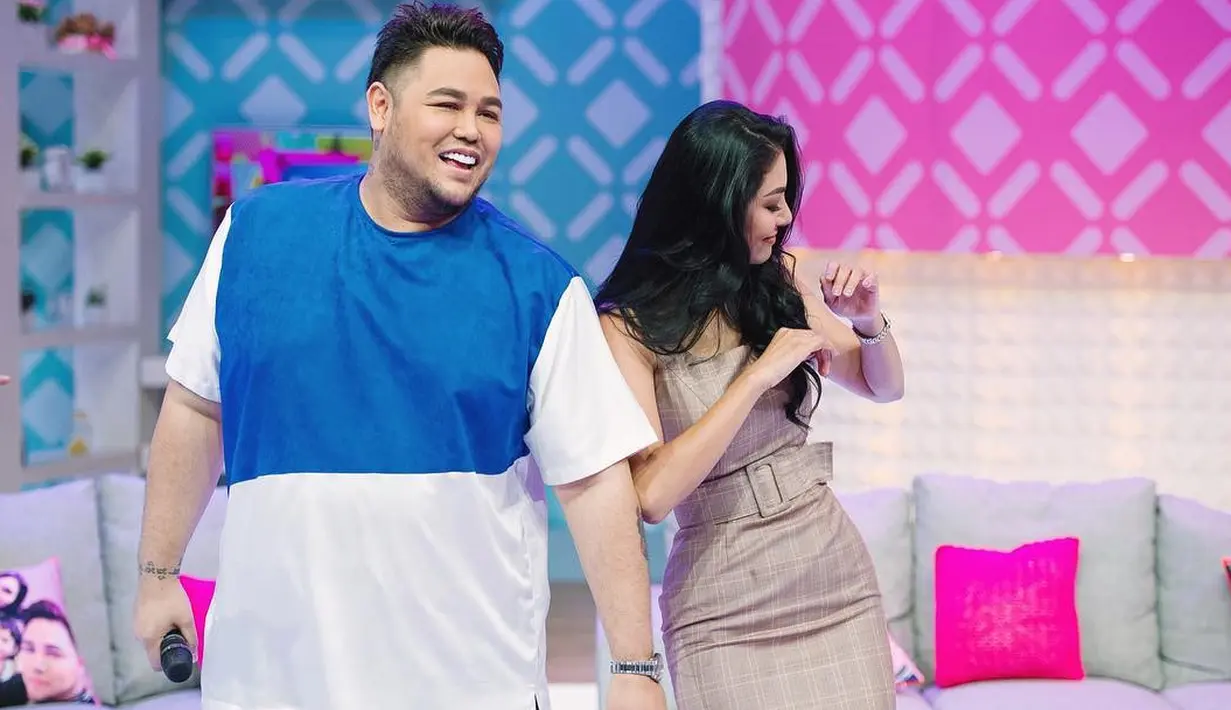Ivan Gunawan kembali tersorot soal kehidupan asmaranya. Bukan lagi dengan Ayu Ting Tig, Faye Malisorn kini menjadi nama baru yang disebut telah mengisi hati Ivan. Wanita asal Thailand ini memiliki paras yang cantik dan menawan. (Instagram/faye_malisorn)