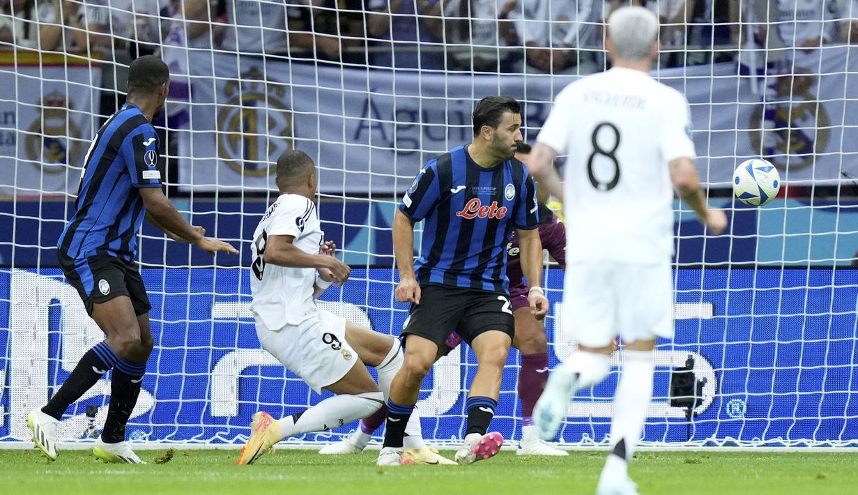 Striker Real Madrid, Kylian Mbappe (kedua kiri) mencetak gol kedua timnya ke gawang Atalanta pada laga Piala Super Eropa 2024 di Narodowy Stadium, Warsawa, Polandia, Rabu (14/8/2024). (AP Photo/Darko Bandic)