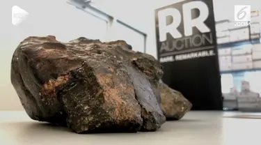 Sebuah pecahan meteor yang berasal dari Bulan dijual di Amerika Serikat. Berapa ya harganya?