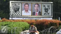 Polisi melintas di depan foto Jokowi dan Duterte di Taman Pandang Istana, Jakarta, Kamis (8/9). Rencananya Duterte akan berkunjung ke Indonesia pada Jumat (9/9). (Liputan6.com/Immanuel Antonius)