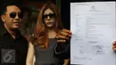 Pengacara dari Sonny Tulung dan kekasihnya saat menunjukkan surat laporan di Polda Metro Jaya, Jakarta, (12/04). Pria berinisial TJD tersebut kabarnya merupakan General Manager (GM )perusahaan otomotif terbesar di Indonesia. (Liputan6.com/Herman Zakharia)