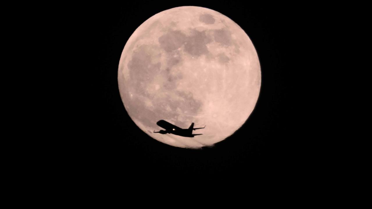 FOTO: Supermoon Wolf Moon Awali Fenomena Langit Tahun 2026