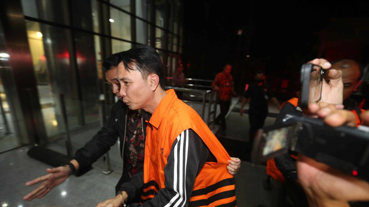 FOTO: KPK Tahan Bupati Rejang Lebong Usai Terjaring OTT