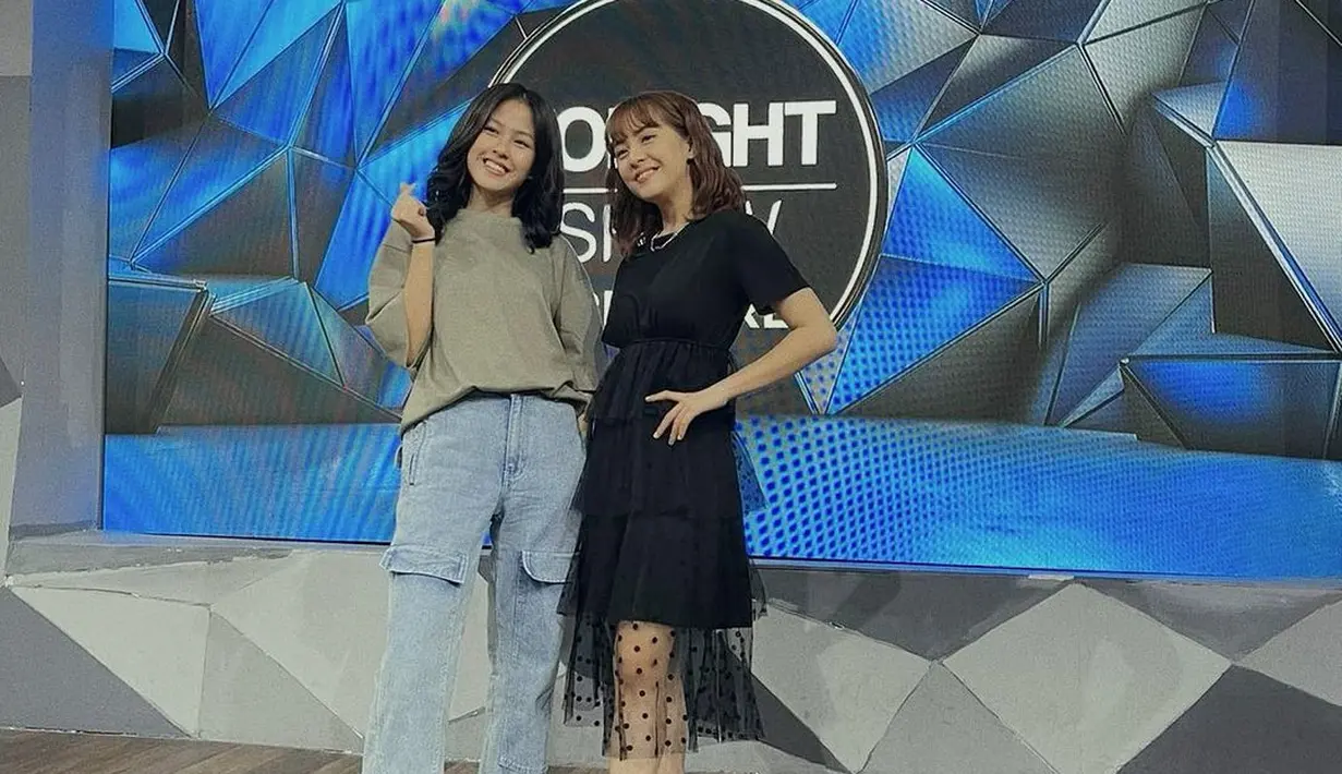 Adhisty Zara dan Hasyakyla Utami Kusumawardhani, tampil kompak saat menjadi bintang tamu di acara Tonight Show. (Foto: Instagram/@hasyakyla)