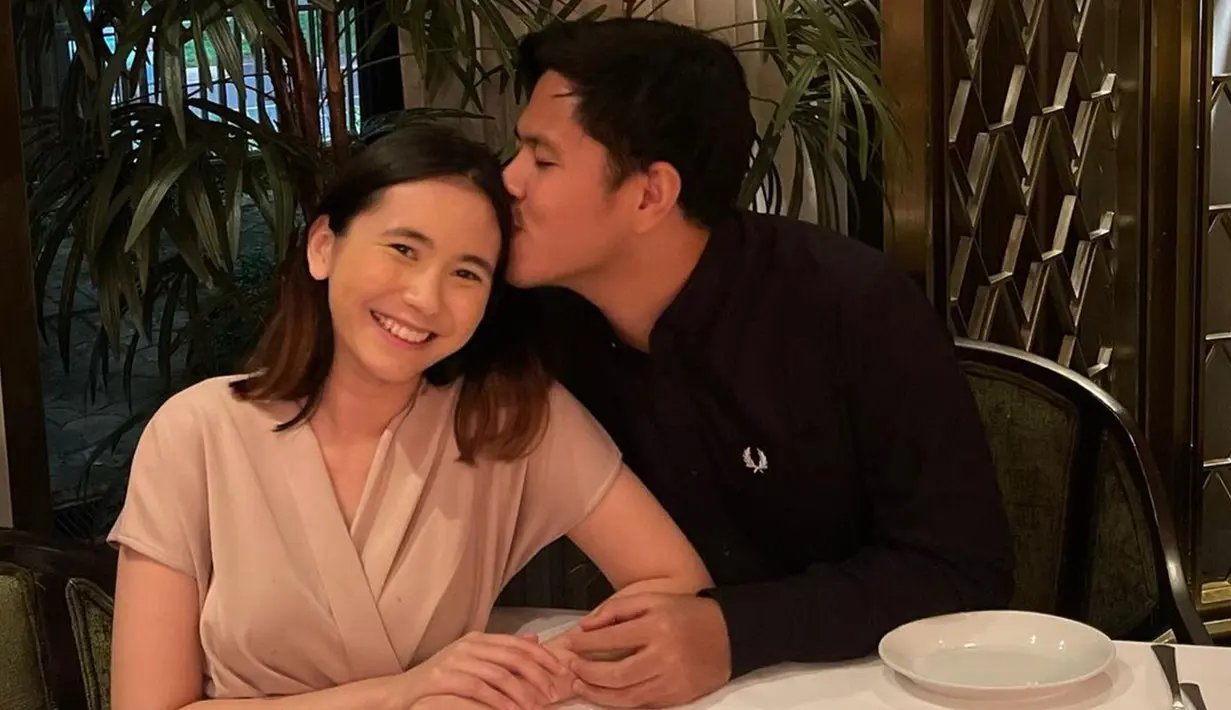 Menikah di usia 24 tahun, tak heran jika kebersamaan artis dengan nama lengkap Ashilla Zahrantiara Muttaqin dan suaminya ini terlihat seperti pasangan ABG. Kecup manis Ashilla, sikap Heisel Bolang ini bikin baper. Saling kenal sejak tahun 2014 sampai akhirnya memutuskan menikah, tak heran jika keduanya sudah saling mengenal satu sama lainnya bahkan dari sebelum keduanya menikah. (Liputan6.com/IG/@zhrtiaraashilla)