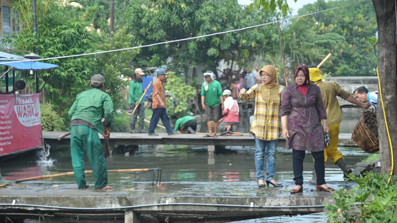 9 Potret Risma Saat Kerja Bakti dan Tinjau Lapangan di Surabaya (I)