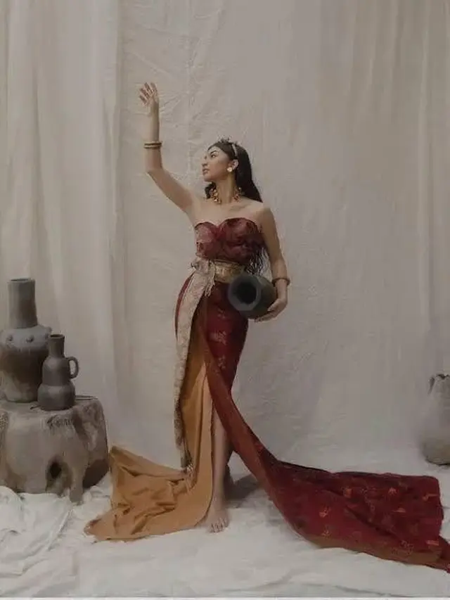 Pesona Selebriti Tanah Air Berbalut Wastra Indonesia (Instagram/@arieltatum)