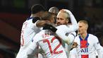 Striker Paris Saint-Germain, Neymar (tengah), merayakan gol ketiga PSG bersama rekan-rekannya dalam laga lanjutan Liga Champions 2020/21 Grup H melawan Manchester United di Old Tarfford Stadium, Manchester, Rabu (2/12/2020) waktu setempat. PSG menang 3-1 atas Manchester United. (AFP/Oli Scarff)